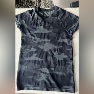 Athleta Momentum Seamless Camo Shirt Size XS